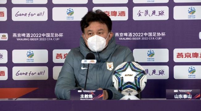 孔德龙的父亲孔令策怒骂一句，紧接着便去搀扶老太太。